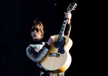 Ричард Эшкрофт переосмыслил хиты The Verve и спел с Лиамом Галлахером в новом сольном альбоме «Acoustic Hymns Vol. 1»